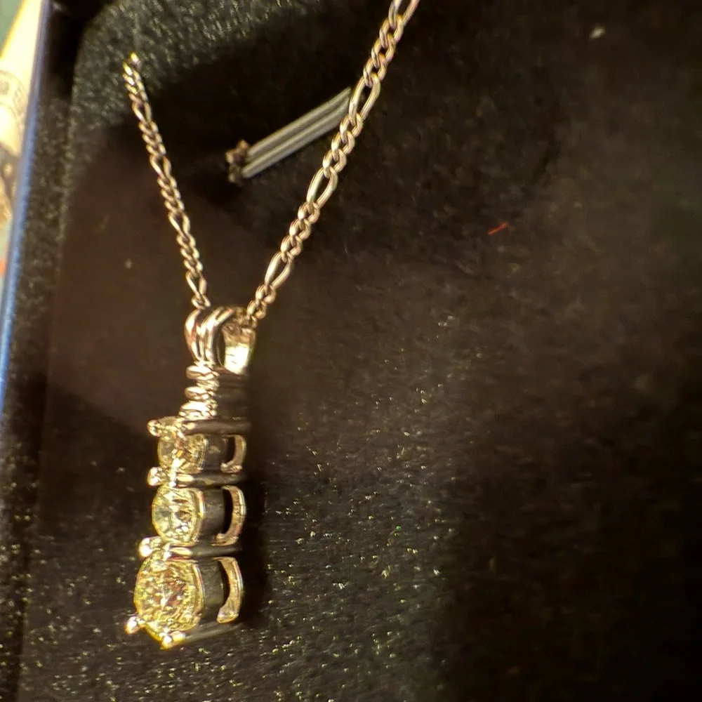Elegant White Gold and 1ctw of Natural Diamond Pendant Necklace - Picture 3 of 10